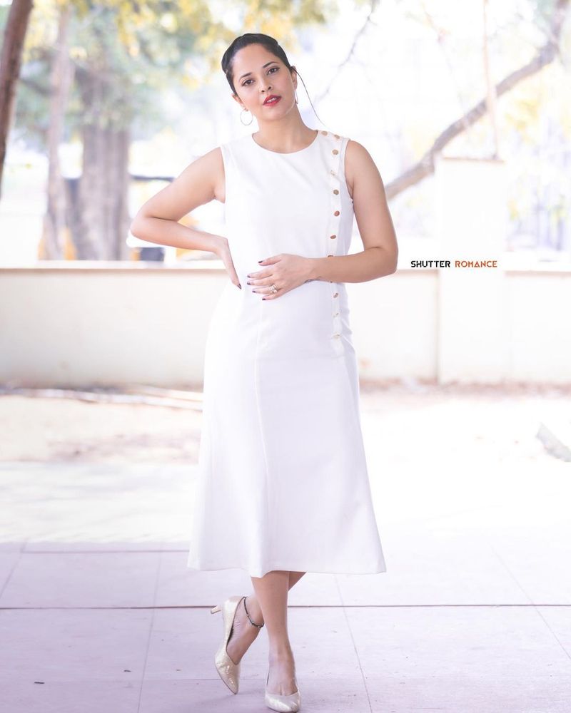చాలా మంది అనసూయ అందాలను తిలకిస్తూనే ఆమె డ్రెస్సులపై వల్గర్ కామెంట్లు చేసేవారు. చాలా వరకు వారికి స్ట్రాంగ్ కౌంటర్ ఇస్తుంది అనసూయ.