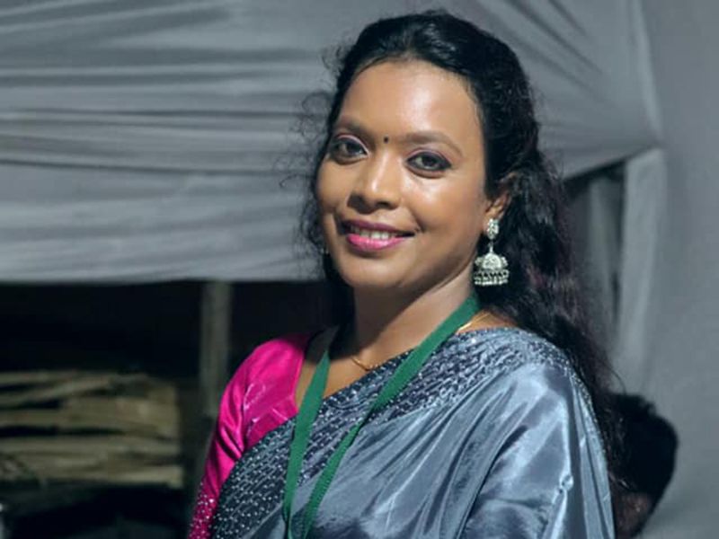<p> ঝাড়গ্রাম বিধানসভা কেন্দ্র। এই কেন্দ্রে তৃণমূল কংগ্রেস প্রার্থী করেছে সাঁওতালি সিনেমার মহানায়িকা বীরবাহা হাঁসদাকে। অভিনেত্রী হলেও রাজনীতির সঙ্গে তাঁর নাড়ির যোগ রয়েছে। কারণ তাঁর মা চুনিবালা হাঁসদা ঝাড়খণ্ড নরেন গোষ্ঠীর গুরুত্বপূর্ণ নেতা। এর আগে তিনি অবশ্য তৃণমূল কংগ্রেসের বিরুদ্ধে লড়াই করেছেন। কিন্তু এবার ভোটের আগেই জোড়াফুলের পতাকা হাতে তুলে নেন বীরবাহা। স্থানীয় বাসিন্দাদের জন্য কাজ করার ইচ্ছে থেকেই তিনি তৃণমূল কংগ্রেসে যোগদান করেছেন বলেও জানিয়েছে। আর বীরবাহাকে সামনে রেখে তৃণমূলো গোষ্ঠীকোন্দল দূরে রেখে ঝাড়গ্রামে ড্যামেজ কন্ট্রোল করতে পারবে বলেও আশা করছে। </p>