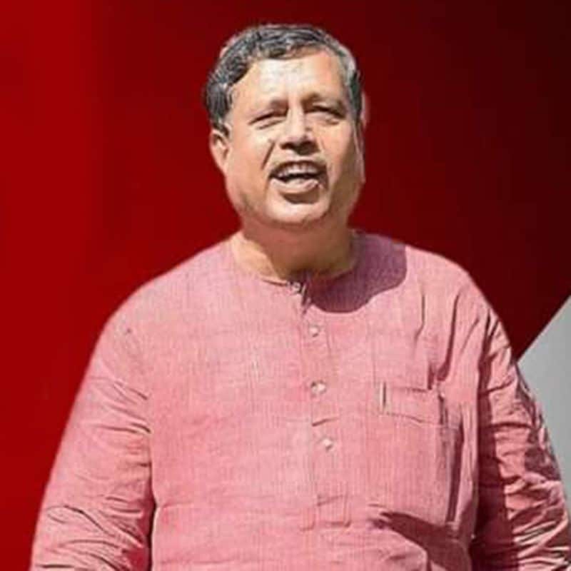 <p> কঙ্কালকাণ্ডে নাম জড়িয়ে যাওয়া সুশান্ত ঘোষের ভাগ্য নির্ধারিত হবে আগামী ২৭ মার্চ। শালবনির বাম প্রার্থী তিনি। রাজ্যে পালা বদলের পর থেকেই কিছুটা হলেও কোনঠাসা ছিলেন একটা সময়ের দাপুটে এই নেতা। কিন্তু বর্তমানে ভোট যুদ্ধে সামিল হয়ে নিজের একশো শতাংশ উজাড় করে দিচ্ছেন বলেও দাবি দলীয় কর্মী সমর্থকদের। নিজের এলাকায় ফিরে রাজনৈতিক কর্মকাণ্ডে সামিল হয়ে আগের মতই সহজে পৌঁছে যাচ্ছেন মানুষের কাছে। </p>