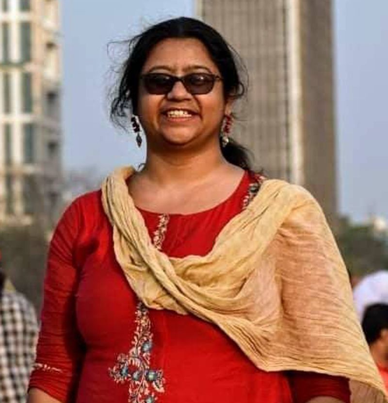 <p> মধুজা সেন রায়ের বাড়ি ঝাড়গ্রামে। চরম সংকটের দিনে বামেরা ভূমিকন্যার উপরেই ভরসা রাখছে। কলকাতায় ছাত্র রাজনীতির পরিচিত মুখ মধুজা। অনড় মনোভাব আর হার না মানা জেদই মধুজাকে গুরুত্বপূর্ণ করে তুলেছে রাজ্যরাজনীতি। তরুণ প্রজন্ম যখন বামেদের থেকে মুখ ফিরিয়ে নিয়েছিল তখন মধুজারাই অক্সিজেন জুগিয়ে গেছেন সিপিএমকে। </p>