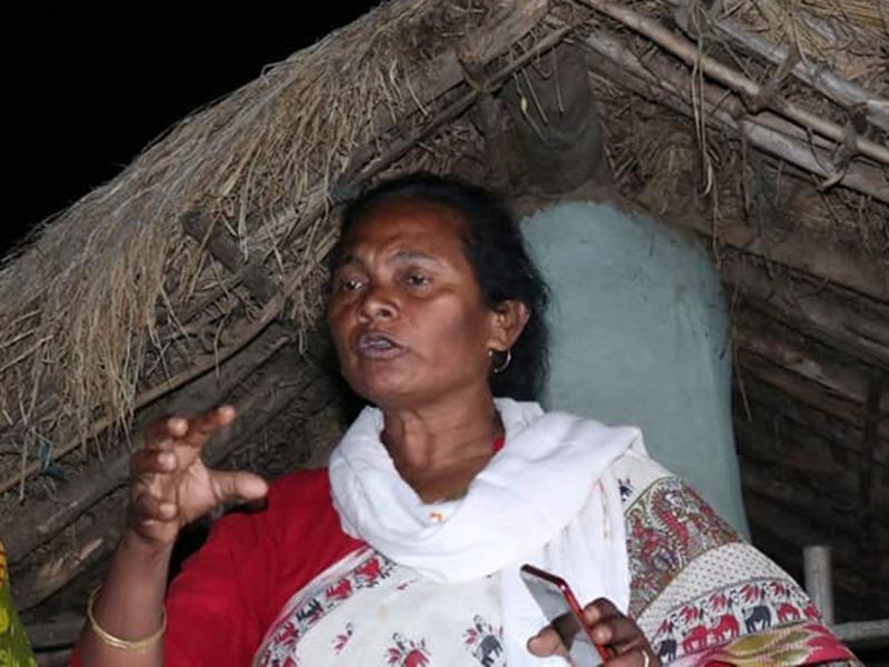 <p> দেবলীনা হেমব্রম ছিলেন বাম আমলের মন্ত্রী। সব কিছুকে ছাপিয়ে তিনি সাধারণ মানুষ হয়ে ওঠার চেষ্টা করেন। সিপিএম-এরও একটা প্রচ্ছন্ন গর্ব রয়েছে দেবনীলাকে নিয়ে। আর সেই কারণে বামেদের ব্রিগেডে তিনি ছিলেন শেষ বক্তা। আদিবাসী নেত্রী মেঠো ভাষাতেই তৃণমূল ও বিজেপির বিরুদ্ধে প্রচার চালাচ্ছেন। <br />
</p>