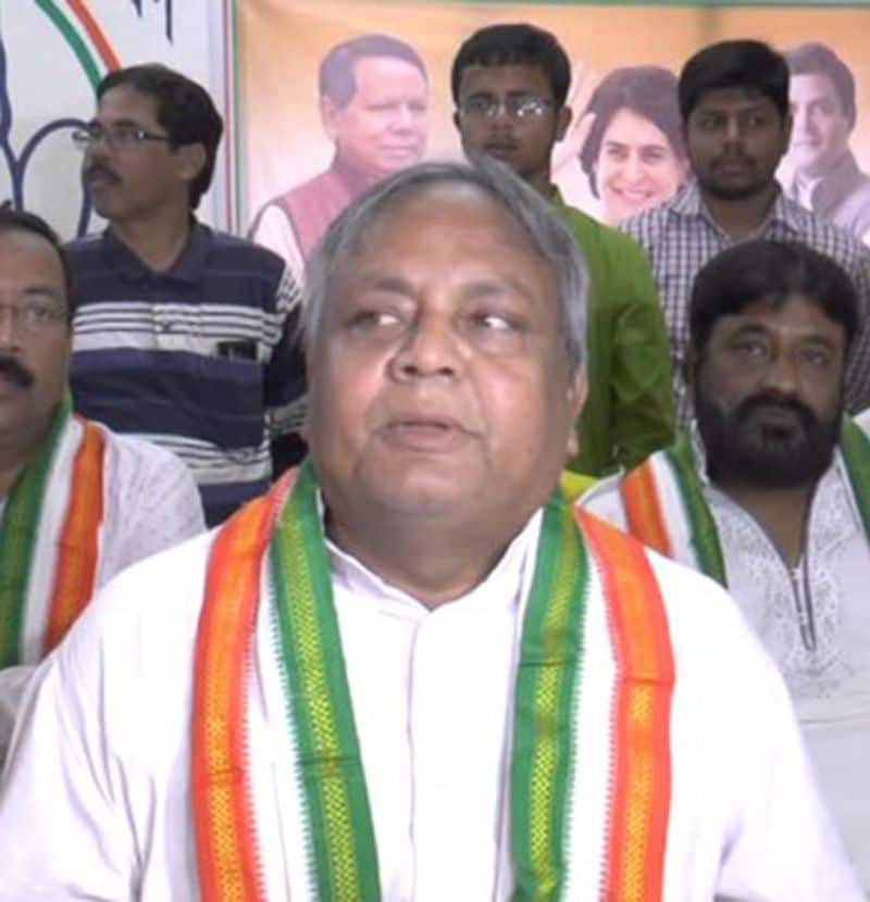 <p> নেপাল মাহাত দীর্ঘ দিনের পুরুলিয়া বিধানসভা কেন্দ্রের বিধায়ক। জোটে সায় নেই। কিন্তু বৃহত্তর স্বার্থের জন্য লড়াই করবেন বলেও জানিয়েছেন তিনি। এই কেন্দ্র থেকে চার বার নির্বাচবনে জয়ী হয়েছিলেন তিনি। এবার দেখান তৃণমূল আর বিজেপির দাপটে তিনি নিজের জয় ধরে রাখতে পারেন কিনা। </p>