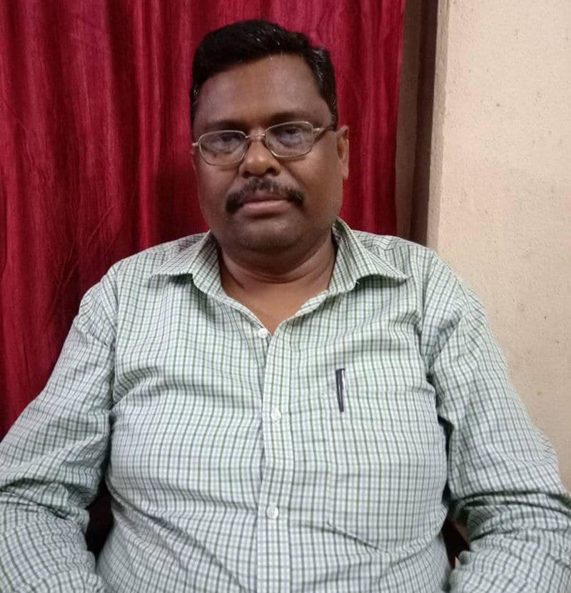 <p>পুলিনবিহারী বাস্কে পেশায় চিকিৎসক। তবে এলাকার মানুষের কাছে তিনি বাম নেতা হিসেবেই পরিচিত। দীর্ঘ দিন ধরেই বাম রাজনীতিক সঙ্গে যুক্ত তিনি। আদিবাসী নেতা পশ্চিম মেদিনীপুর জেলার সভাধিপতি। সাংসদও হয়েছিলেন। বর্তমানে তিনি সিপিএম কেন্দ্রীয় কমিটির সদস্যকে প্রার্থী করা হয়েছে কেশিয়াড়ির। </p>