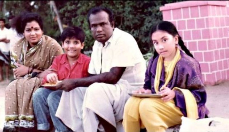 இதில் சாத்தியராஜின் மகன் சிபி மிகவும் சிறியவராக இருக்கிறார். அவரது தங்கை திவ்யா சத்யராஜ் சிறுமியாக உள்ளார். கவுண்டமணி பக்கத்தில் அமர்ந்து சாப்பிடுவது போல் இந்த புகைப்படம் உள்ளது. இந்த புகைப்படத்தில், கவுண்டமணி மிகவும் எளிமையாக வெள்ளை வேஷ்டி சட்டையில் உள்ளார். 