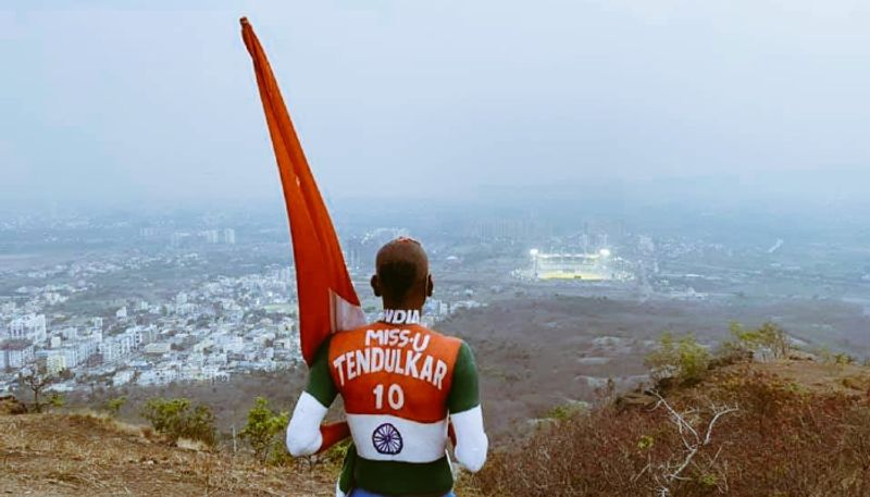ఈ ఫోటోలు సోషల్ మీడియాలో తెగ వైరల్ అవుతున్నాయి. విదేశాల్లో జరిగే మ్యాచ్లు చూసేందుకు సుధీర్ చౌదరి కోసం ప్రత్యేకంగా టికెట్లు పంపించేవాడు సచిన్ టెండూల్కర్...