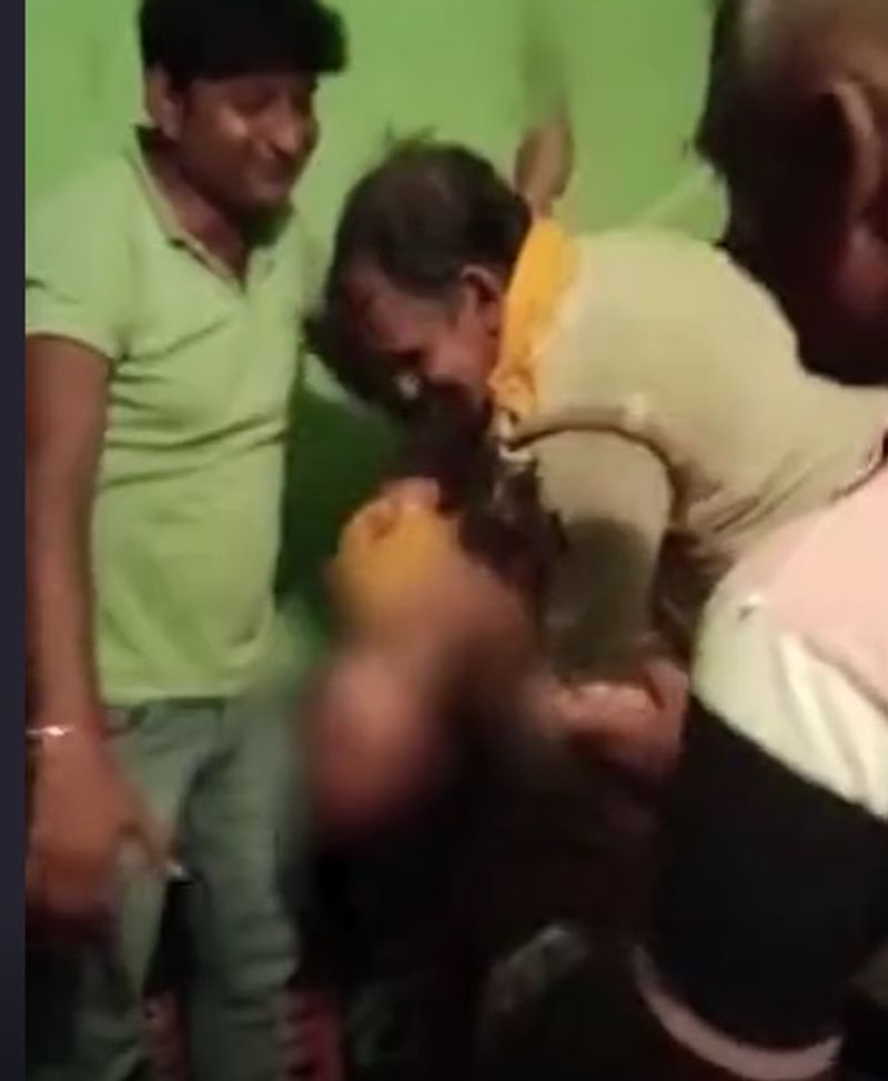 बताया जा रहा है कि ये वीडियो एक आर्केस्ट्रा संचालिका के डेरा पर का है, जिसमें कोपा का ही एक बड़ा शराब माफिया भी दिख रहा है। वीडियो में शराब कारोबारी के साथ साथ दोनों दारोगा भी नर्तकी के साथ भरपूर मजे लेते दिख रहे हैं।