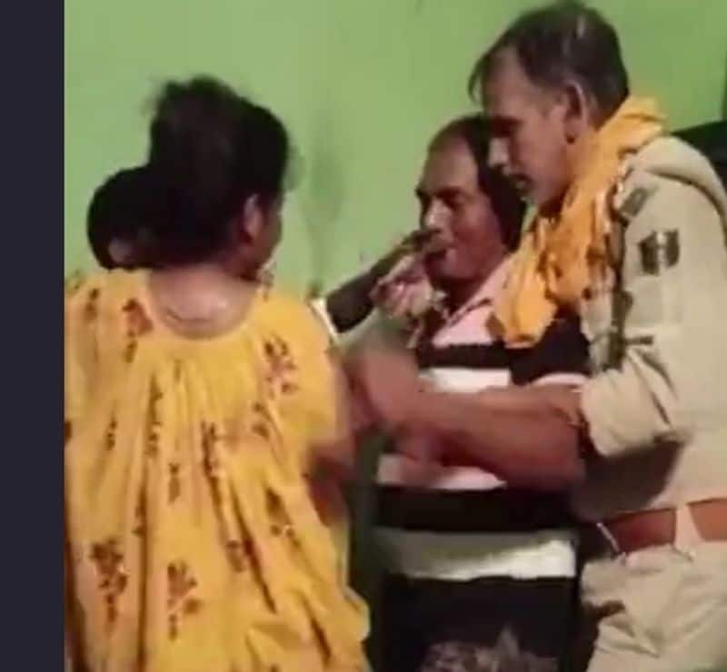 वीडियो वायरल होने के बाद दोनों दारोगा पर अब कार्रवाई तय मानी जा रही हैं। वहीं, इस संबंध में SP संतोष कुमार ने कहा है कि जांच के बाद कार्रवाई की जाएगी।
