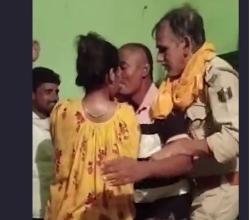 वीडियो में दो दारोगा वर्दी में शराब के नशे में ठुमका लगाते नजर आ रहे हैं। एक दारोगा अभी कोपा थाने में ही पदस्थापित है, जबकि दूसरे का 3 महीने पहले ही दिघवारा में तबादला हुआ है।