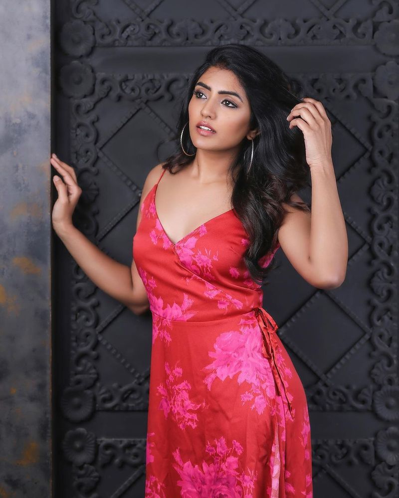ఈ సెక్సీ భామ తాజాగా ఏకంగా నైట్ వేర్లోనే దర్శనమిచ్చింది. నెటిజన్లకి మత్తెక్కిస్తుంది. పింక్ నైట్ వేర్లో హోయలు పోయింది.