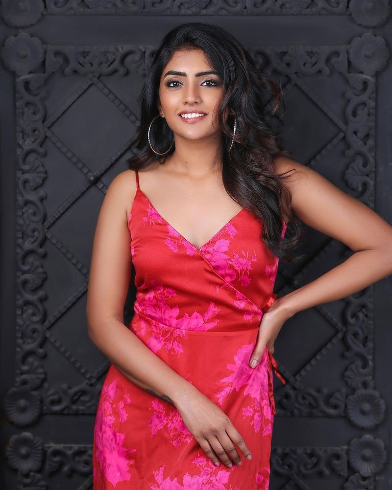 దీనిపై ఫ్యాన్స్ స్పందిస్తూ ఆసక్తికర వ్యాఖ్యలు చేశారు. బెడ్పై నుంచి అప్పుడే లేచి వచ్చావా ? అంటూ కామెంట్ చేస్తున్నారు.