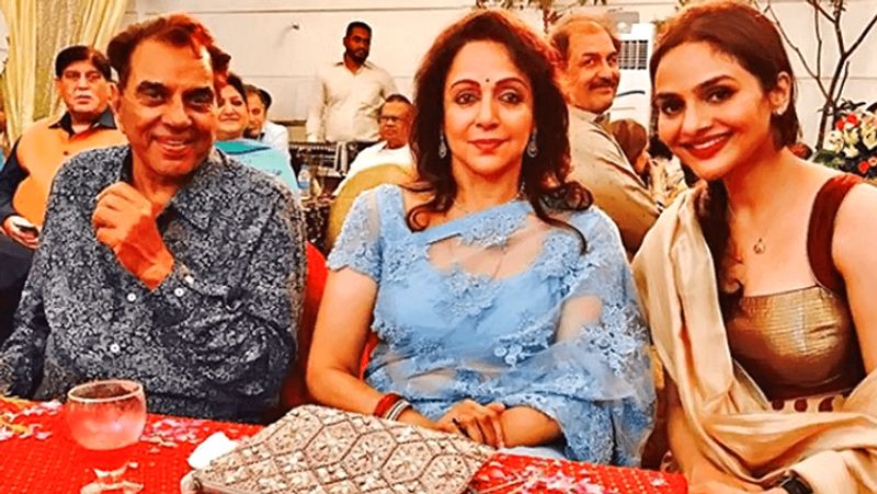 मधु रिश्ते में हेमा मालिनी की भतीजी लगती हैं। बता दें कि मधु के पिता रघुनाथ हेमा मालिनी के चचेरे भाई हैं। वहीं, जूही चावला की बात करें तो वो रिश्ते में मधु की भाभी लगती हैं। मधु के पति आनंद शाह और जूही चावला के पति जय मेहता आपस में चचेरे भाई हैं।

