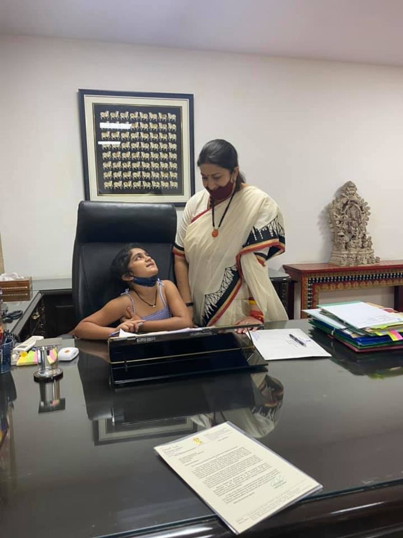 <p>ಕೇಂದ್ರ ಸಚಿವೆ ಸ್ಮೃತಿ ಇರಾನಿ ಕುರ್ಚಿಯ ಮೇಲೆ ಪ್ರತಾಪ್ ಸಿಂಹ ಮಗಳು </p>