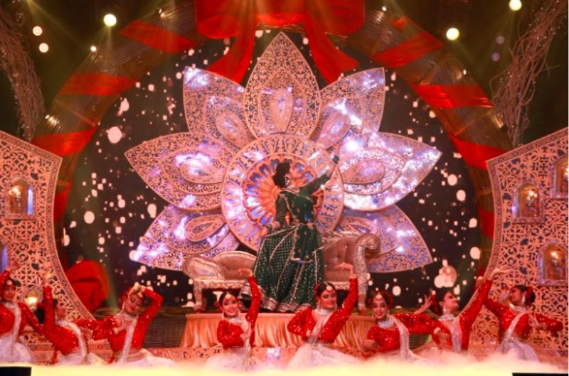 <p>রবিবার ছুটির দিনে সন্ধ্যার আসর জমাতে রানি মাও পিছু পা হবেন না। এদিন তাঁকে দেখা যাবে ছক ভাঙা সাজে এক অন্য লুকে। <br />
</p>
