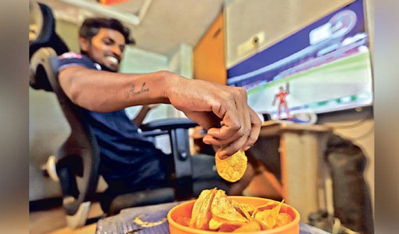 <p>ಮೂರನೆಯದ್ದು: ಮಾಸ್ಕ್ ಅತೀ ಅಗತ್ಯ: ಅನೇಕ ಮಂದಿ ಜಿಮ್ಗೆ ತೆರಳಿದ ಬಳಿಕ ಮಾಸ್ಕ್ ತೆಗೆದಿರಿಸುತ್ತಾರೆ. ಆದರೆ ನೀವು ಯಾವುದೇ ದೈಹಿಕ ವ್ಯಾಆಯಾಮ ಮಾಡಿದರೂ ಮಾಸ್ಕ್ ತಪ್ಪದೇ ಬಳಸಿ. ಇದರಿಂದ ನೀವೂ ಸುರಕ್ಷಿತವಾಗಿಎಉತ್ತೀರಿ, ಹಾಗೂ ಇತರರೂ ಸುರಕ್ಷಿತವಾಗಿರುತ್ತಾರೆ. </p>