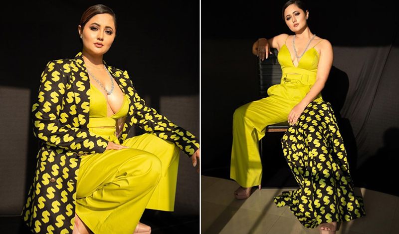 <p>উন্মুক্ত ক্লিভেজের ছবিতে হট পোজ দিয়েও ফের নেটিজেনদের কটাক্ষের মুখে পড়েছেন অভিনেত্রী। একাধিক মন্তব্যে ভরে গিয়েছে সোশ্যাল মিডিয়ার পাতা।<br />
</p>