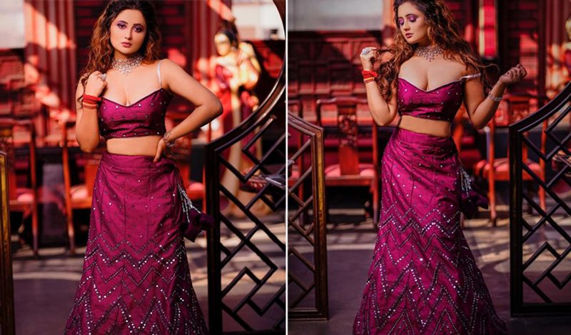<p>গা থেকে পোশাকের হাতা নামতেই বেরিয়ে আসছে স্তনযুগলের একাংশ। আগুন ঝরানো প্রতিটি ছবিতেই কাঁপছে নেটদুনিয়া। </p>