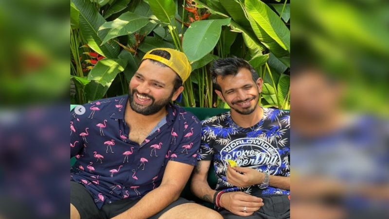 ఇంగ్లాండ్ సిరీస్ సమయంలో రోహిత్ శర్మ, యజ్వేంద్ర చాహాల్కి పువ్వు ఇచ్చి ప్రపోజ్ చేస్తున్నట్టు ఫోజు ఇచ్చాడు. ఆ పువ్వు తీసుకుని సిగ్గుతో ముడుచుకుపోయిన యజ్వేంద్ర చాహాల్... ‘సెనోరిటా’ అంటూ ఆ ఫోటోలను సోషల్ మీడియాలో పోస్టు చేశాడు..