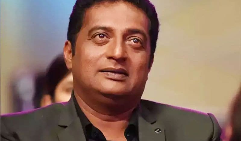 सुपरस्टार सलमान खान की फिल्म 'वांटेड' में प्रकाश राज ने नेगेटिव रोल प्ले किया था। फिल्म में उनका किरदाल लीड विलेन का था और उन्होंने इस रोल को कुछ इस कदर प्ले किया था कि वो हंसाने के साथ-साथ दर्शकों को डरा पाने में भी कामयाब रहे थे।