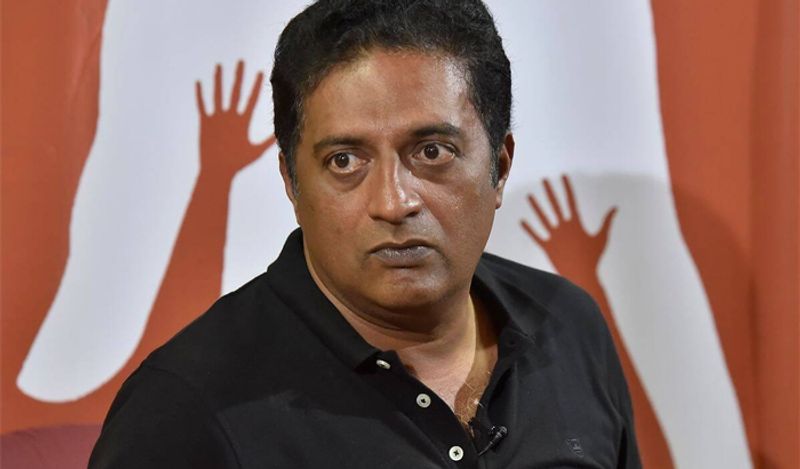 इस बात को बहुत लोग ही जानते होंगे कि सिनेमा जगत में शुरुआत करने से पहले प्रकाश राज ने लंबे समय तक थिएटर में काम किया है। वो तकरीबन 300 रुपए महीने में कमाने के लिए स्टेज शोज किया करते थे। 