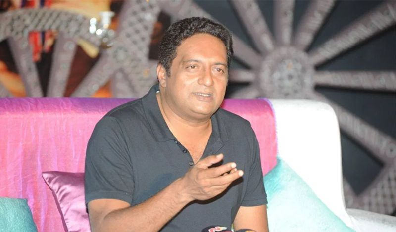 इसके अलावा उन्होंने थिएटर और स्ट्रीट शोज में भी जमकर पसीना बहाया है। टीवी और फिल्मों में एंट्री लेने से पहले प्रकाश राज एक मंझे हुए कलाकार बन चुके थे।