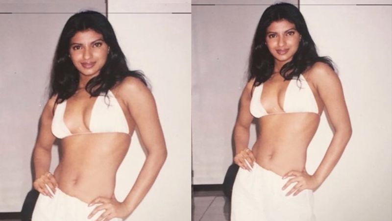 इस फोटो को देख कई लोग हैरत में पड़ गए क्योंकि वे प्रियंका के यंग लुक में उन्हें पहचान ही नहीं सके। वहीं इन कपड़ों को देख कुछ लोगों ने नाराजगी भी जाहिर की। उन्होंने प्रियंका को बेशर्म तक बता दिया। वहीं कुछ ने सवाल किया कि आखिर ये कैसे कपड़े हैं? कुछ यूजर्स ने छी! इतनी गंदी जैसे कॉमेंट्स करते हुए प्रियंका के पैंट और बिकिनी लुक की आलोचना की।