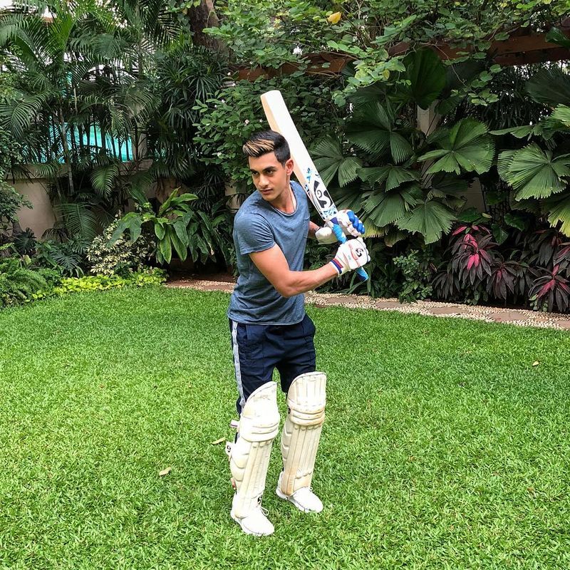 Not sure how many of you have heard of the cricketer named Aryaman Birla, but he is the richest of all. The 23-year-old is the son of a high-profile Indian business magnate, Kumar Mangalam Birla, with a worth of ₹70,000 crore.