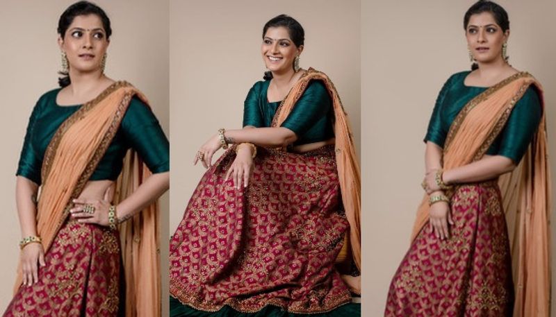 హీరోయిన్గా కాకుండా ప్రత్యేక పాత్రలకు, నెగటివ్ రోల్స్ కి వరలక్ష్మీ యాప్ట్ గా నిలుస్తున్నారు. ప్రస్తుతం వరలక్ష్మీ ఎనిమిది సినిమాల్లో నటిస్తూ బిజీగా ఉంది. అందులో ఓ మలయాళం, ఓ కన్నడ చిత్రం ఉండగా, మిగిలినవన్నీ తమిళ సినిమాలు కావడం విశేషం.