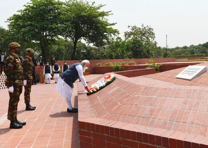 পুষ্পস্তবক দিয়ে স্মৃতি শৌধে শহিদদের শ্রদ্ধা জানান প্রধানমন্ত্রী নরেন্দ্র মোদী। উপস্থিত ছিলেন বাংলাদেশের সেনা আধিকারিকরাও।