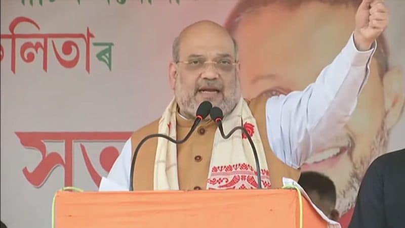 <p style="text-align: justify;">আর এই বিষয়টা বুঝেই এই এলাকায় প্রচারে দারুণ জোর দিচ্ছে বিজেপি। রবিবারই, দলবদলু বিজেপি নেতা শুভেন্দু অধিকারী পাথরপ্রতিমা এবং সাগর আসনে প্রচার করতে গিয়ে তৃণমূলকে শাস্তি দেওয়ার জন্য আহ্বান জানিয়েছেন জনগণের উদ্দেশ্যে। এছাড়া এখনও পর্যন্ত কেন্দ্রীয় স্বরাষ্ট্রমন্ত্রী অমিত শাহ, প্রতিরক্ষা মন্ত্রী রাজনাথ সিং এবং উত্তরপ্রদেশের মুখ্যমন্ত্রী যোগী আদিত্যনাথ - তিন তিন জন বিজেপির তারকা প্রচারক এই সুন্দরবনে প্রচার করেছেন, অমিত সুন্দরবনকে আলাদা জেলা করার প্রতিশ্রুতিও দিয়েছেন। কাজেই আমফানের মতো ঝড় উঠতে পারে ১ এপ্রিলও। টিকবে তো তৃণমূলের দুর্গ?</p>