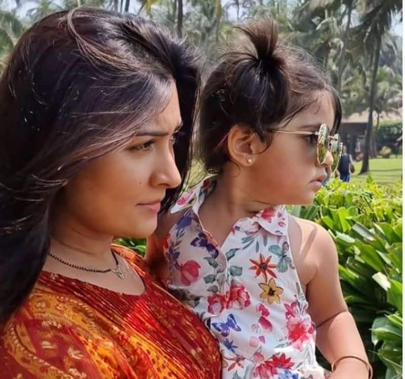 Kannada actress Radhika pandit share Daughter Ayra summer look vcs