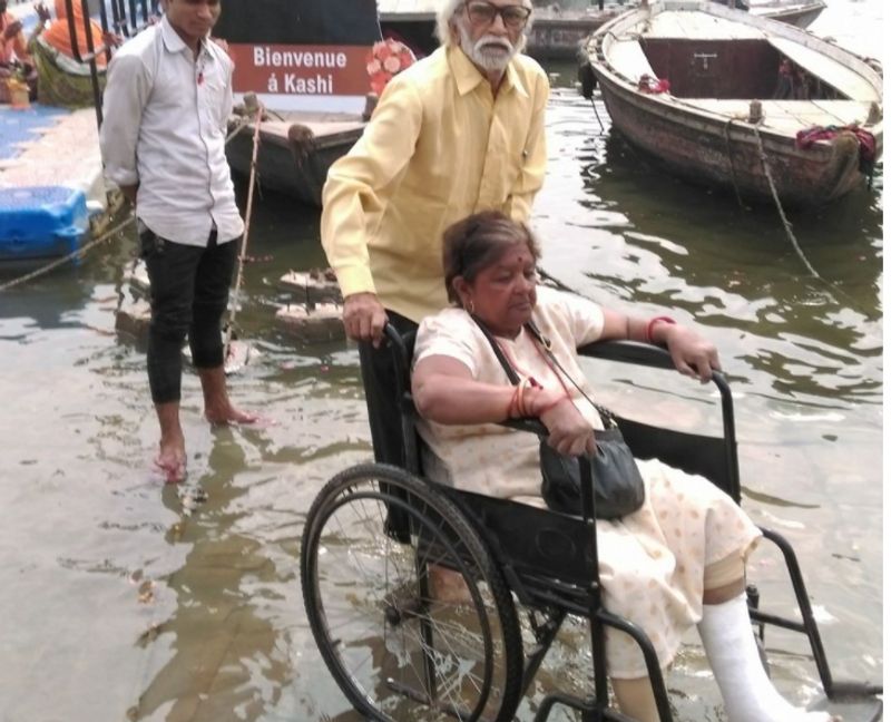 മധ്യപ്രദേശിലൂടെയാണ് ഇരുവരും വഡോദരയില് നിന്നും വാരാണസിയിലേക്ക് പോയത്. എന്നാല്, ചിത്രകൂടിലെത്തിയപ്പോള് അപ്രതീക്ഷിതമായി ലീല ഒന്ന് തെന്നുകയും അവരുടെ കാലിന് പരിക്കേല്ക്കുകയും ചെയ്തു. അങ്ങനെ ആ യാത്ര 15 ദിവസം കൊണ്ട് അവസാനിപ്പിക്കേണ്ടി വരികയും ഇരുവരും തിരികെ വീട്ടിലേക്ക് പോരേണ്ടി വരികയും ചെയ്യുമെന്ന് കരുതിയിരുന്നു. എന്നാല്, ലീല ഉറച്ച് തന്നെയിരുന്നു, യാത്ര എന്തുവന്നാലും പൂര്ത്തീകരിക്കണം.