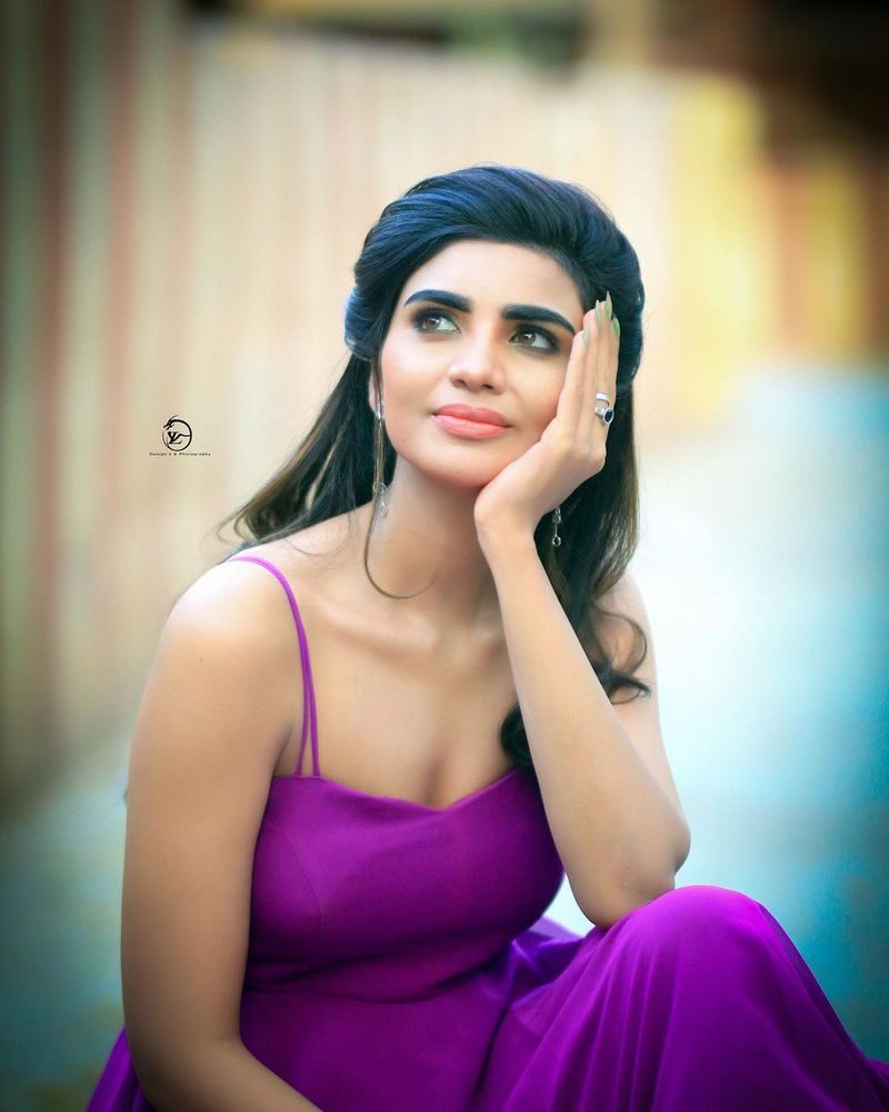 జబర్ధస్త్ కమెడియన్ ఇమ్మానియేల్ లవర్ అనే రూమర్ ని వర్ష తెచ్చుకున్నారు. జబర్ధస్త్ తో పాటు చాలా కార్యక్రమాలలో వీరు జంటగా కనిపిస్తూ అలరిస్తున్నారు. ఆఫ్ స్కిట్స్ లో కూడా వీరు రొమాన్స్ చేస్తూ కనిపించడం విశేషం.
