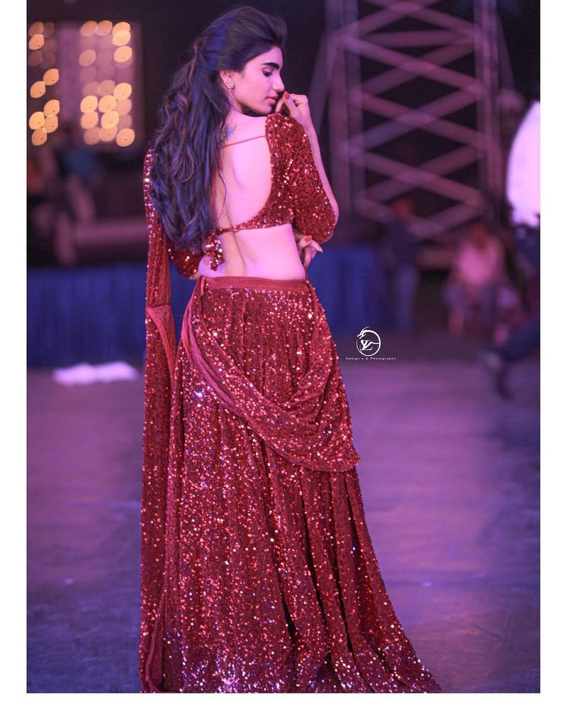 తాజాగా రెడ్ చోళీ లెహంగా ధరించి, వెనుక నుండి నడుము అందాలు చూపిస్తూ కవ్వించింది అమ్మడు.