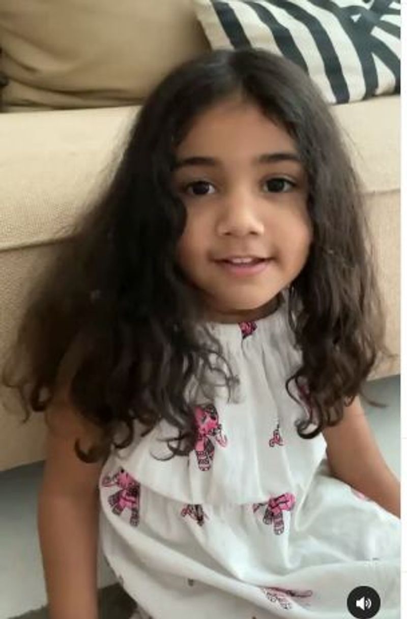 అల్లు అర్జున్, స్నేహారెడ్డిలకు కుమారుడు, కూతురు ఉన్నారు. వీరిలో కూతురు అర్హ చిన్నప్పటి నుంచే స్పెషల్ అని నిరూపించుకుంటుంది. అంతేకాదు అచ్చం బన్నీ తరహా చలాకీతో ఆకట్టుకుంటుంది.