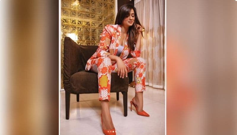 <p><br />
শ্বেতার সঙ্গে স্ক্রিন শেয়ার করতে দেখা গেছে অক্ষয় ওবেরয়কে।একাধিক চুম্বন দৃশ্য থেকে বিছানায় অন্তরঙ্গতা, সাহসী চরিত্রে দেখা গিয়েছে শ্বেতাকে। বিগ বস ৪ রিয়েলিটি শো-এর জয়ী শ্বেতা।</p>