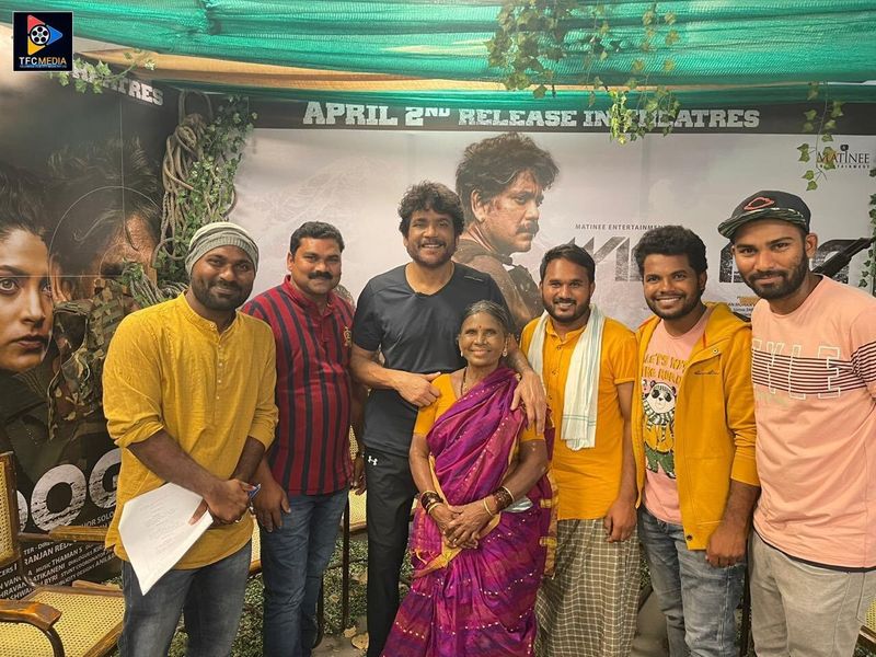 నాగార్జున, నితిన్ లాంటి స్టార్స్ కూడా గంగవ్వ చేత తమ చిత్రాన్ని ప్రోమోట్ చేయించడం ఆమెకు ఎంత పాపులారిటీ ఉందో అర్థం అవుతుంది. గంగవ్వ పేరు జనాల్లోకి బాగా వెళ్లిపోగా, ఆమెతో ప్రమోషన్స్ కలిసి వస్తుందని భావిస్తున్నారు.