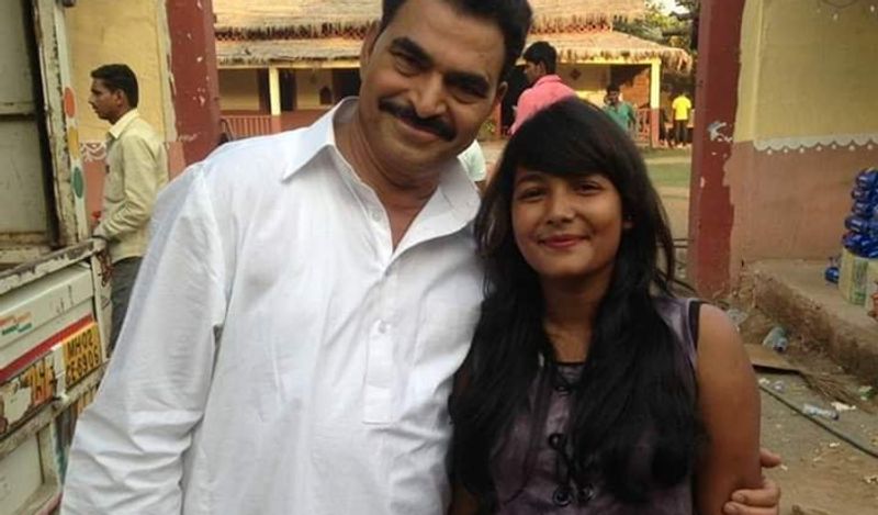 ऐसे में एक बेहतरीन फीमेल कैमरापर्सन अब सड़क किनारे ठेला लगा मोमोस बेचने को मजबूर हो गई है। कमाई तो चल रही है, लेकिन वो अपना असल सपना भूल चुकी हैं।
