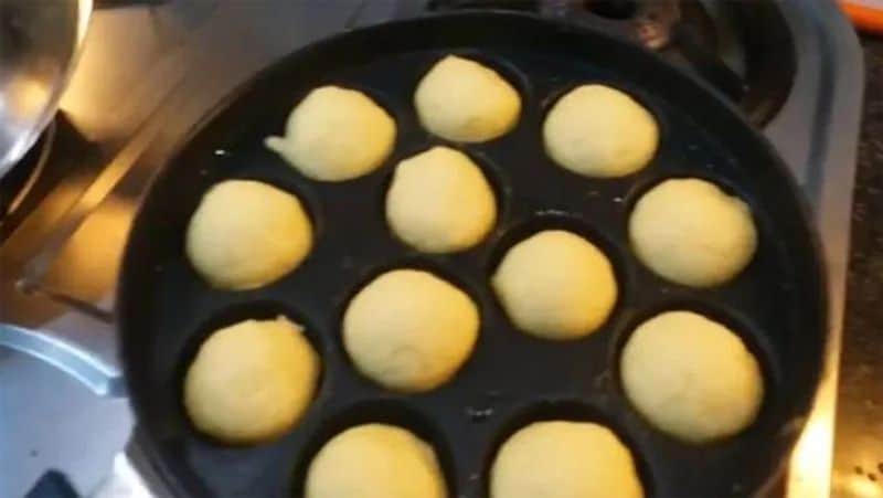 अब इस घोल में फ्रूट सॉल्ट जिसे या ईनो डालकर अच्छे से मिला दें। अब वडों का मिश्रण तैयार है। लेकिन इसे तेल में तलने की जगह अप्पे के पैन में डालना है।