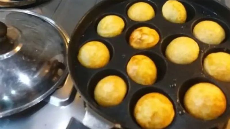 अप्पे पैन को तेल से ग्रीस कर उसमें दाल के मिश्रण को डाल दें। अब ढक्कन लगा कर मीडियम फ्लेम पर उसे पकाएं। 2 मिनट बाद इसमें दूसरी तरफ से पलट कर पकाएं।
