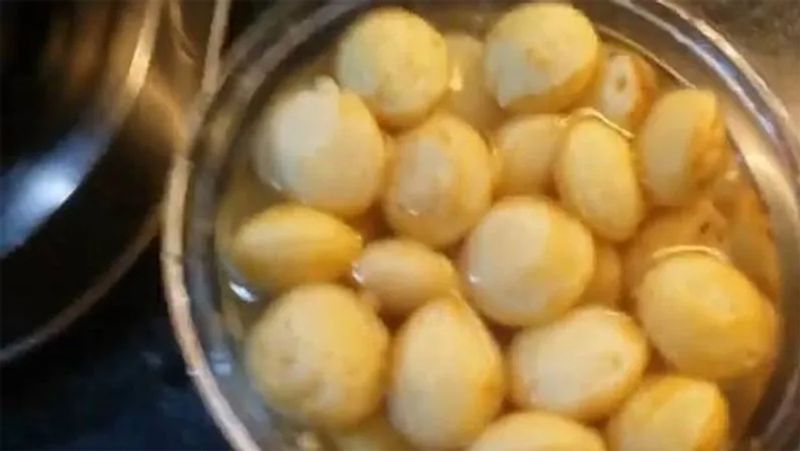 जब ये दोनों तरफ से सिक जाए तो इसे पैन से निकाल कर हल्के गर्म पानी में डाल दें।
