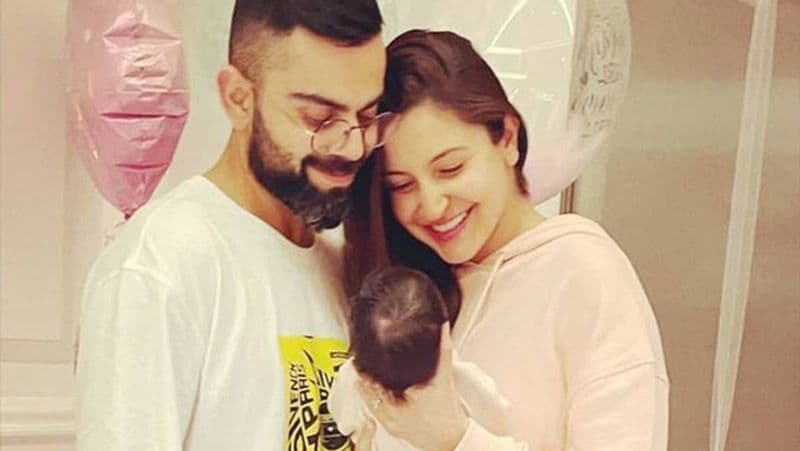 <p><br />
গত ১১ জানুয়ারি দুই থেকে তিন হয়েছেন বলিউড তথা ক্রিকেটের অন্যতম পাওয়ার কাপল বিরুষ্কা। মেয়ের বয়স ২ মাস পেরোতে না পেরোতেই সেক্সি চাবুক ফিগারে শুটিং ফ্লোরে ফিরে সকলকে চমকে দিয়েছেন অনুষ্কা শর্মা। </p>