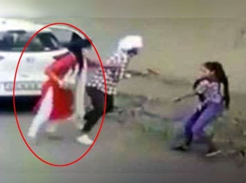 ये है निकिता मर्डर केस की पूरी कहानी
निकिता तोमर बीकॉम फाइनल ईयर की छात्रा थी, पिछले साल 2020 में 26 अक्टूबर को फरीदाबाद के बल्लभगढ़ के अग्रवाल कॉलेज में पेपर देकर लौट रही थी। इसी दौरान बीच रास्ते में तौसीफ ने उसे गाड़ी में खींचने की कोशिश की। इनकार करने पर तौसीफ ने उसे गोली मार दी। इस घटना को अंजाम उसने अपने दोस्त रेहान के साथ मिलकर दिया था।
(घटना के समय की तस्वीर, जो सीसीटीवी में हो गई थी कैद)