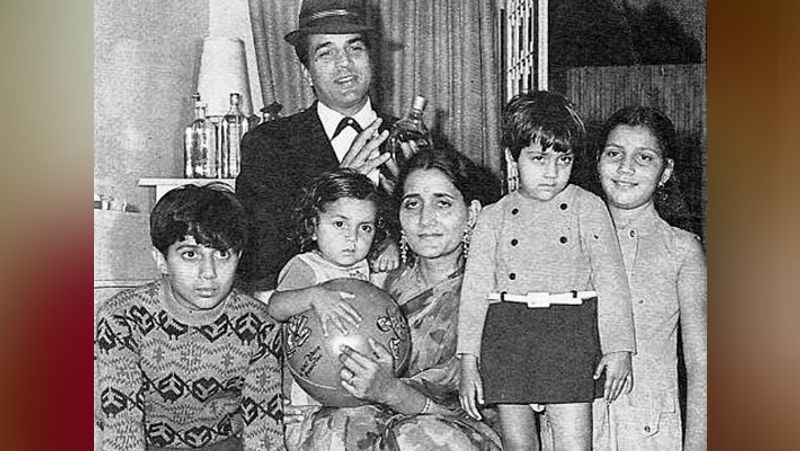धर्मेंद्र ने पहली शादी 1954 में प्रकाश कौर से की थी। धर्मेंद्र और प्रकाश कौर के चार बच्चे हैं बॉबी देओल, सनी देओल, अजेता और विजेता। अजेता और विजेता लाइमलाइट से दूर रहती हैं। दोनों ने विदेश में घर बसा लिया है। प्रकाश कौर लाइमलाइट से दूर रहना पसंद करती हैं और अपने बेटों बॉबी और सनी के साथ रहती हैं।