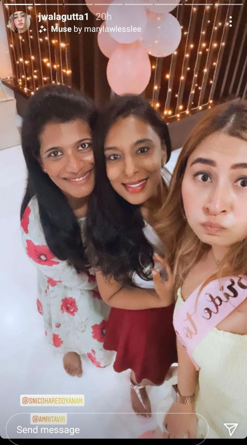 இந்த கண்ணாமூச்சி ஆட்டத்திற்கு முடிவு கட்டும் விதமாக விரைவில் விஷ்ணு விஷால், ஜூவாலா திருமணம் நடைபெற உள்ளது. ஜுவாலா கட்டா தன் தோழிகளுடன் கலந்து கொண்ட பார்ட்டியில் எடுக்கப்பட்டுள்ள புகைப்படங்களை சோசியல் மீடியாவில் பகிர்ந்துள்ளார். அதில் அவர் எதிர்கால மணமகள் என்கிற பேண்ட் அணிந்திருக்கிறார்.
