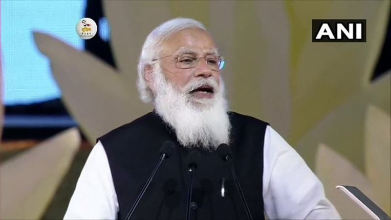 <p>এই অনুষ্ঠানেই তাঁর গায়ে দেখা গিয়েছে ঐতিহ্যবাহী কালো রঙের 'মুজিব জ্যাকেট'।</p>
<p> </p>