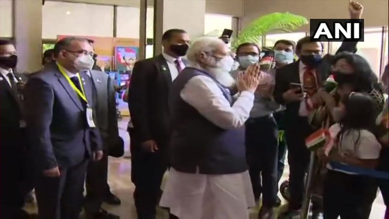 <p>হোটেলে তাঁকে সেখানে স্বাগত জানান অনাবাসী ভারতীয়রা।</p>
<p> </p>