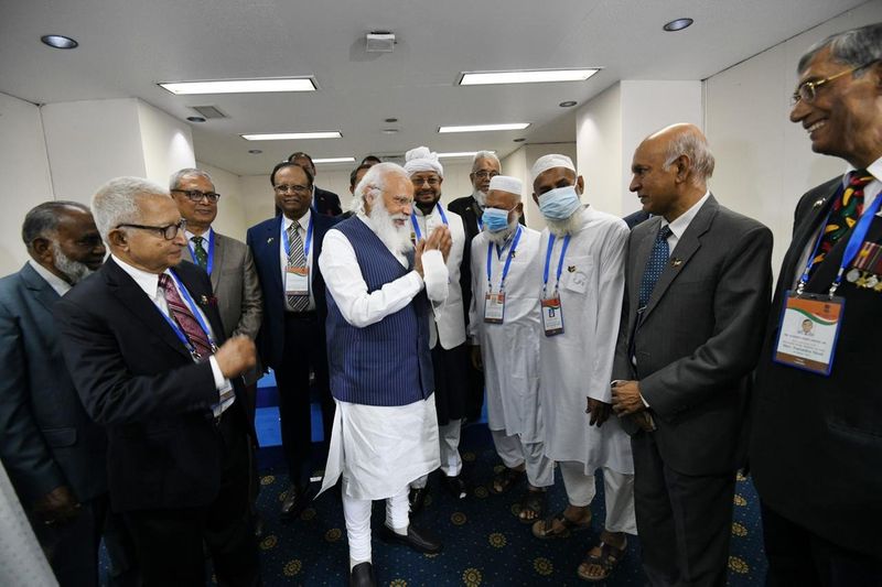 <p>এরপর, বাংলাদেশের মুক্তিযোদ্ধাদের সঙ্গে মিলিত হন তিনি।</p>
<p> </p>