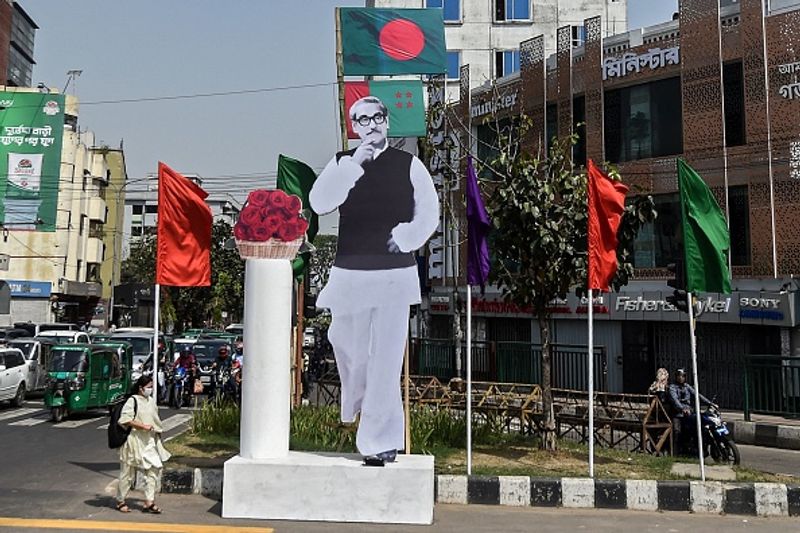 <p style="text-align: justify;">ভারতে যেমন নেহরু জ্যাকেট, বাংলাদেশে তেমনই জায়গা 'মুজিব জ্যাকেট'-এর। এই জ্যাকেটের শৈলি বঙ্গবন্ধু শেখ মুজিবুরের একান্ত নিজস্ব বলে মনে করা হয়।</p>