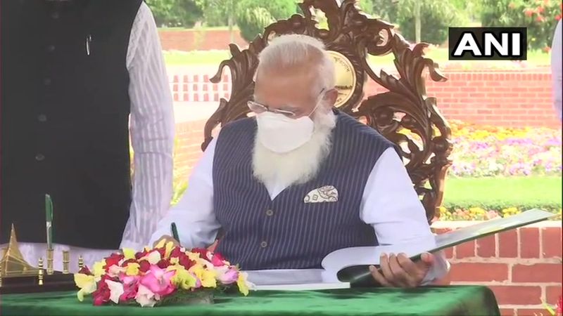 <p style="text-align: justify;">ভিসিটরস বুক-এ তাঁর অভিজ্ঞতাও লিপিবদ্ধ করেন।</p>
<p style="text-align: justify;"> </p>