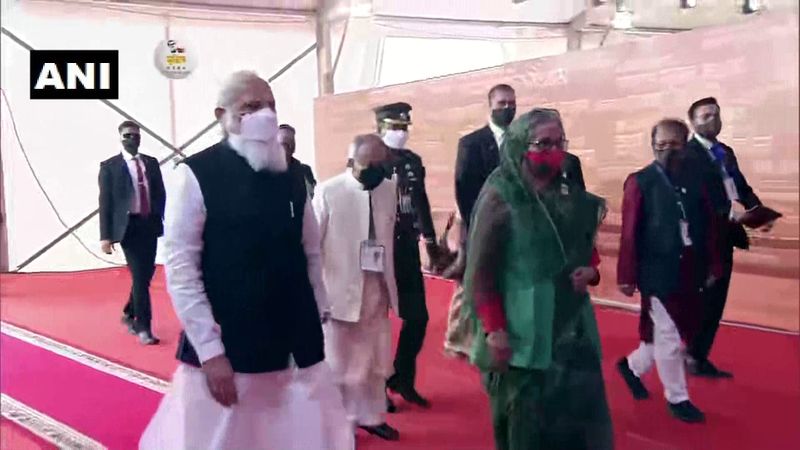 <p style="text-align: justify;">এরপর বাংলাদেশের জাতীয় দিবস উপলক্ষ্যে ঢাকার প্যারেড মাঠে আসেন দুই দেশের প্রধানমন্ত্রী।</p>